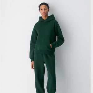 Aritzia
Cozy Sweatfleece Perfect Hoodie medium NWT